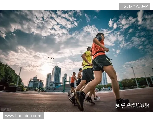 退役足球明星在晨曦中跑步的动人瞬间展现运动魅力与坚持精神