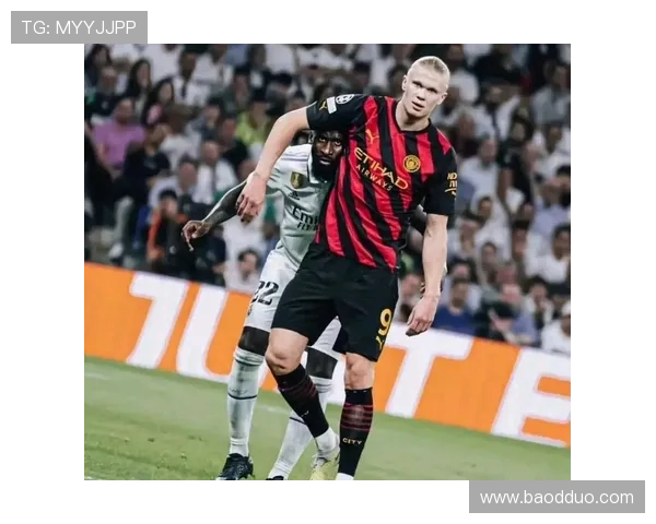 足球巨星挑战极限技艺将足球精准踢入篮球筐的精彩瞬间